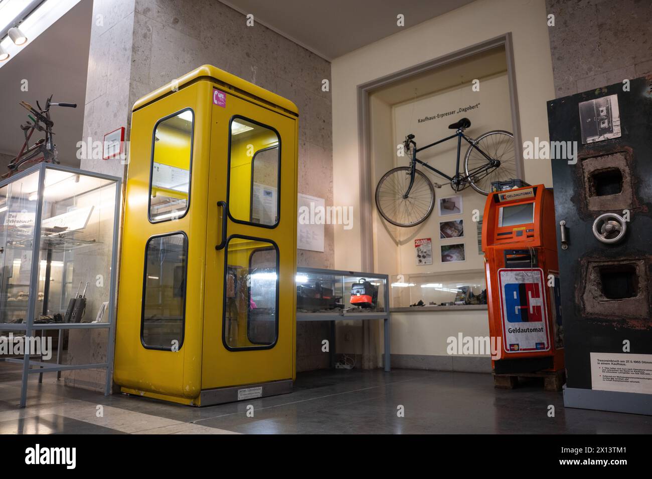 Berlin, Allemagne. 26 mars 2024. Une cabine téléphonique dans laquelle les enregistrements des appels téléphoniques avec le chanteur du grand magasin Scrooge peuvent être écoutés se trouve dans la collection historique de la police de Berlin. Crédit : Sebastian Gollnow/dpa/Alamy Live News Banque D'Images