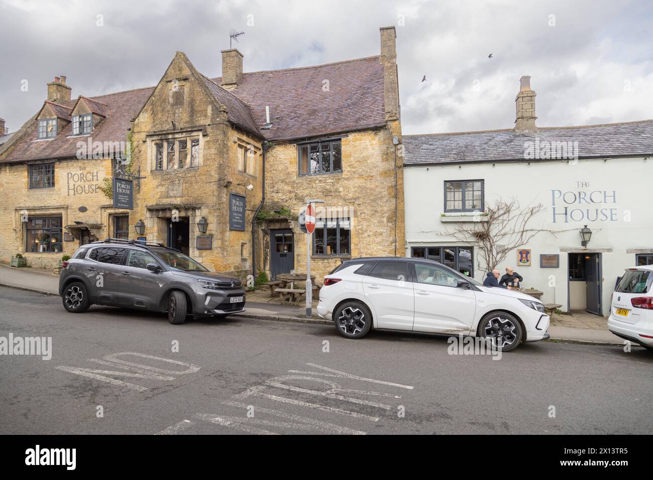 L'auberge la plus ancienne d'Angleterre, le Porch House à Stow-on-the-Wold, une destination populaire pour les touristes. La plus ancienne auberge d'Angleterre, Stow, les Cotswolds. Banque D'Images