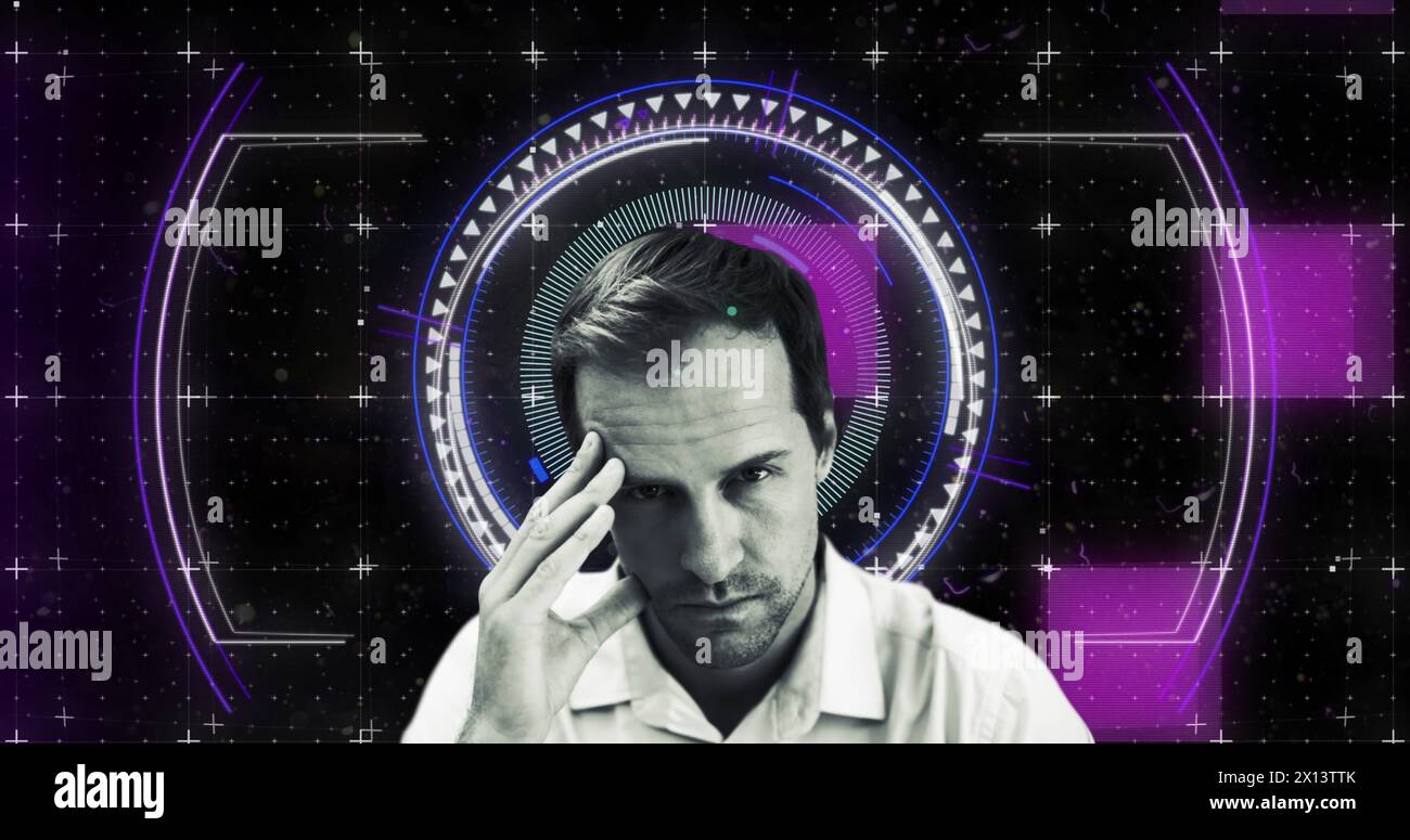 Image de scannage et de traitement des données au-dessus d'un homme caucasien Banque D'Images