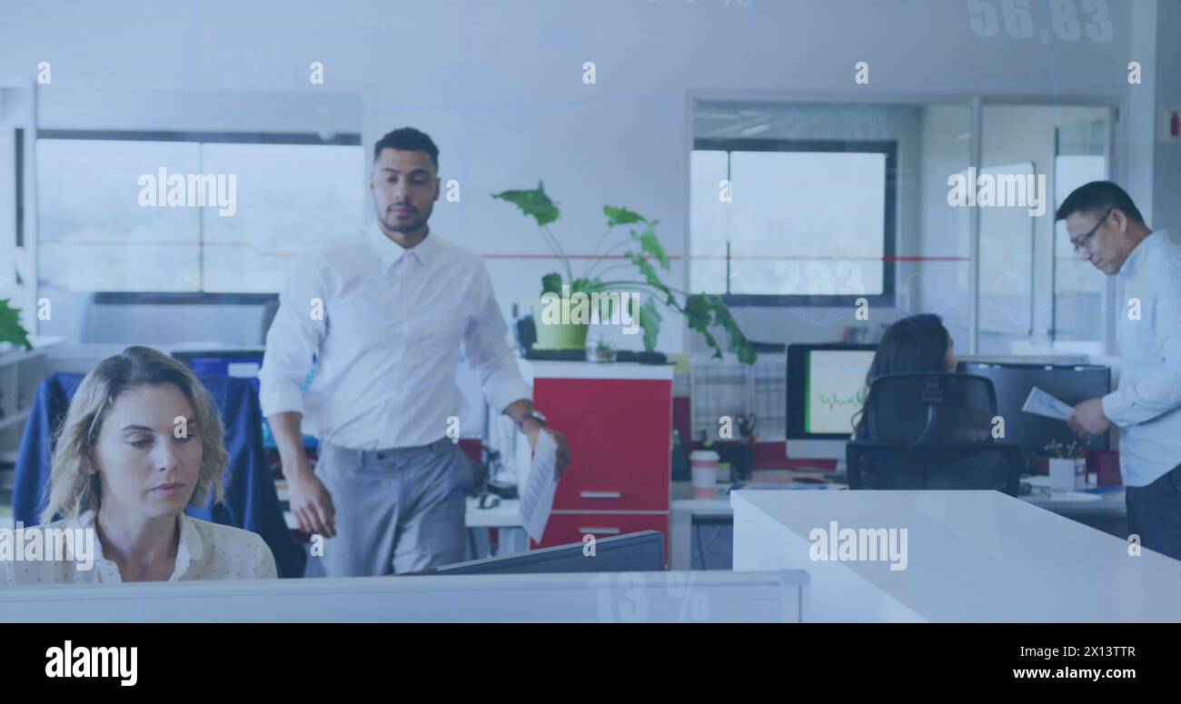 Image du traitement des données sur divers professionnels au bureau Banque D'Images