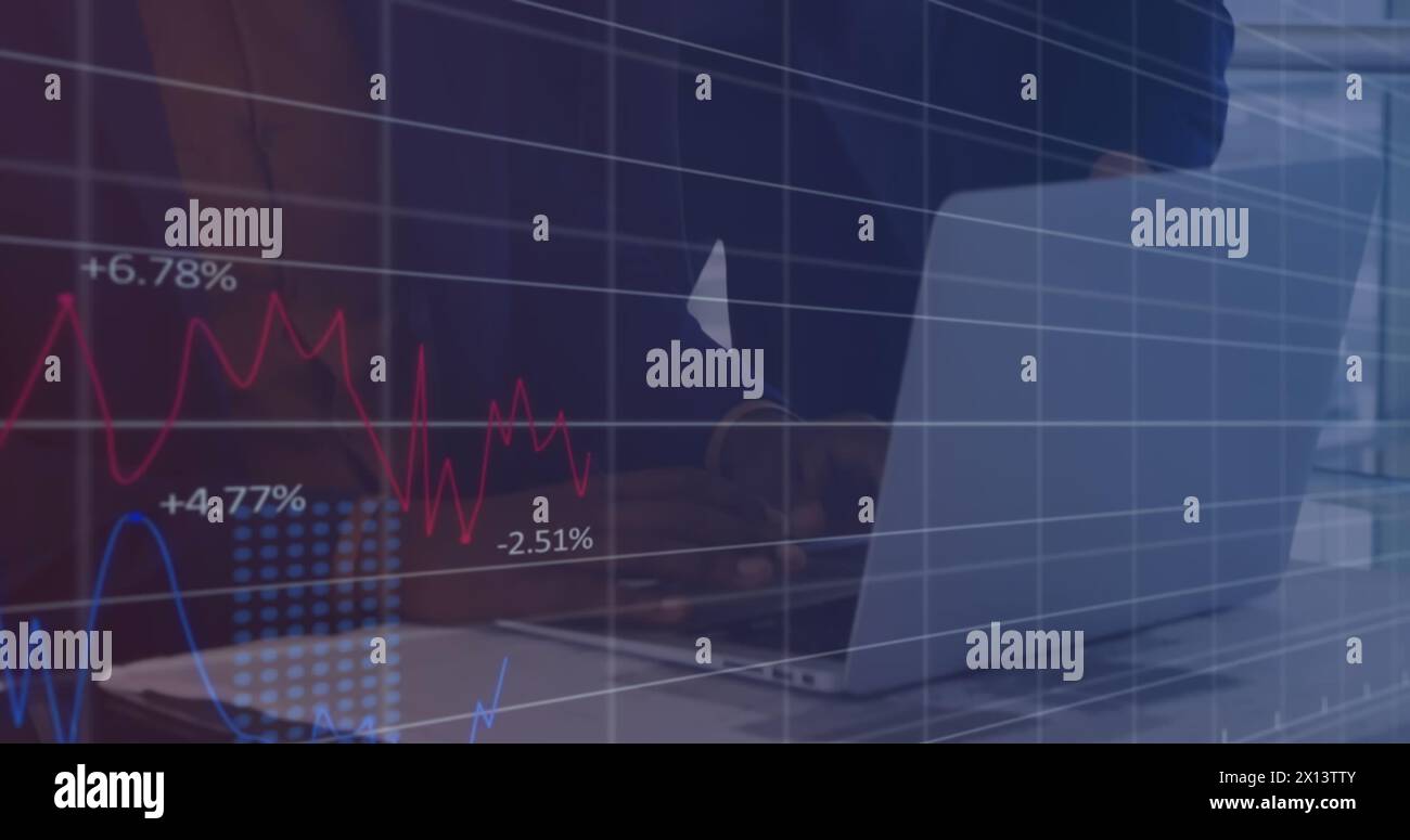 Image du traitement des données financières sur divers hommes d'affaires Banque D'Images