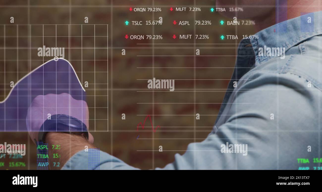 Image du traitement des données financières sur l'homme caucasien utilisant smartwatch Banque D'Images