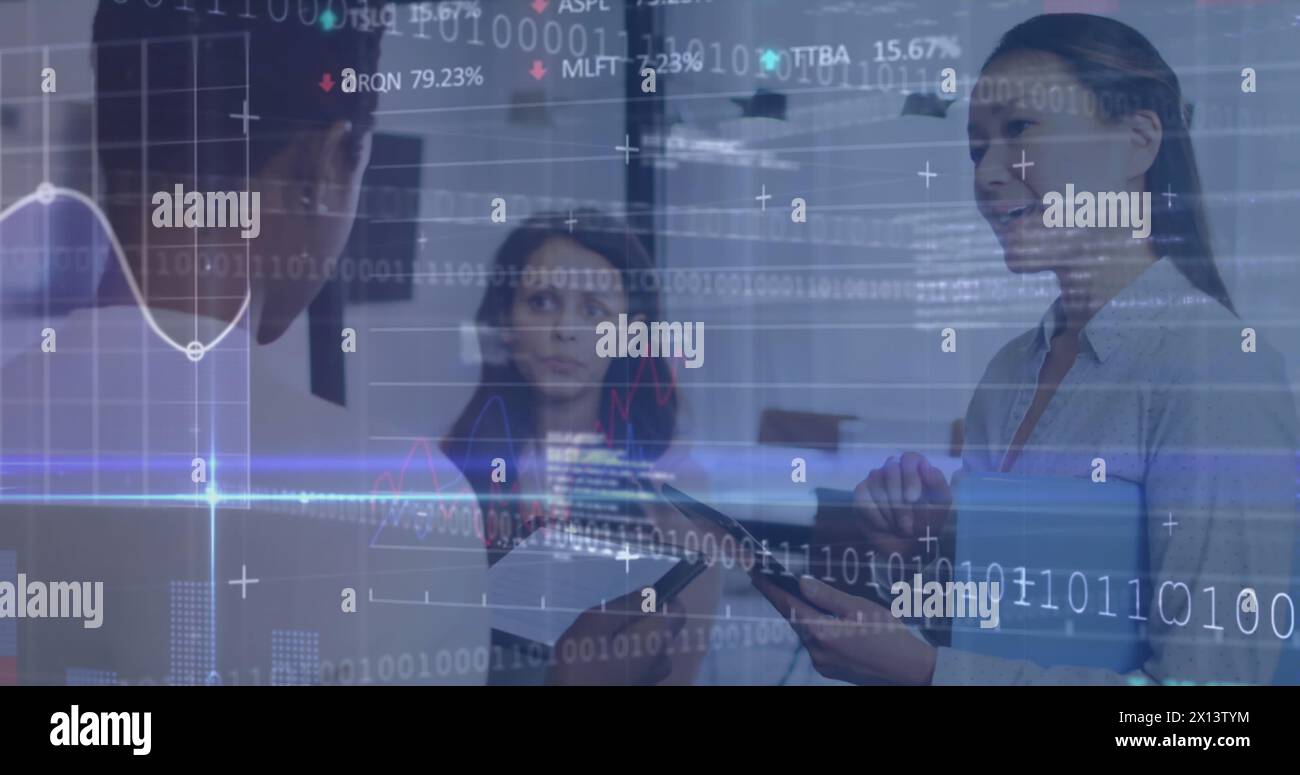 Image du traitement des données sur divers hommes d'affaires Banque D'Images