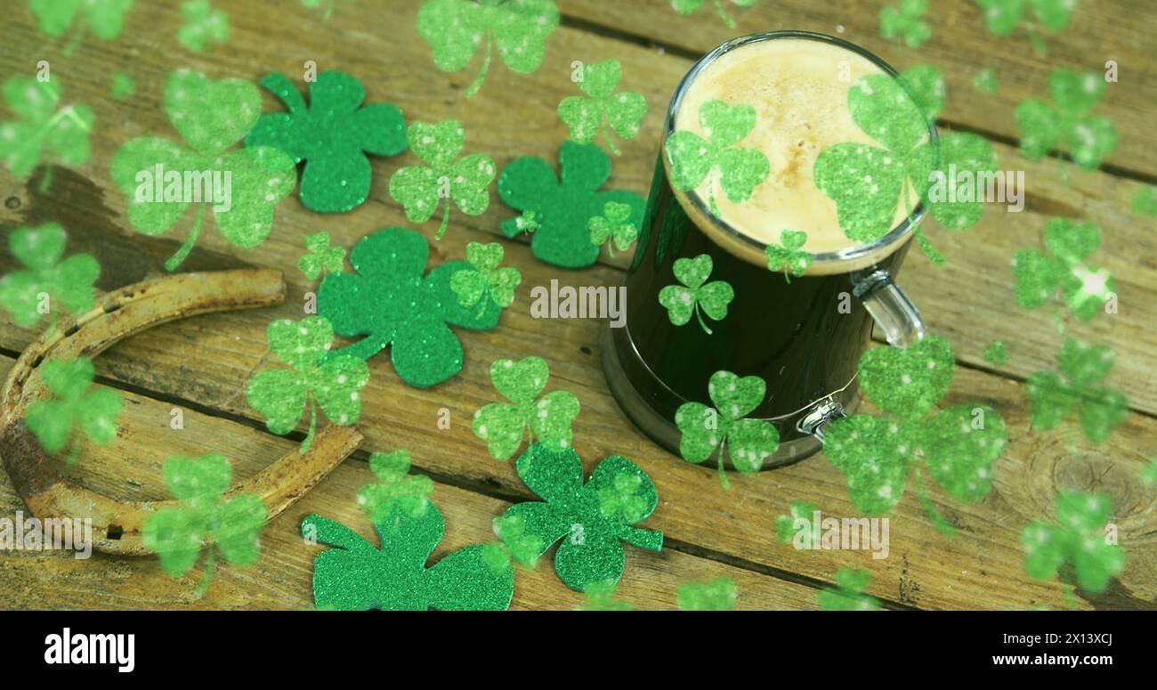 Image de trèfle de St patrick et verre de bière sur fond de bois Banque D'Images