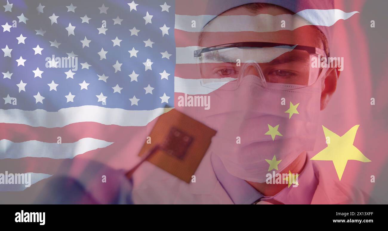 Image d'un scientifique masculin caucasien avec puce informatique, drapeau de la chine et des états-unis d'amérique Banque D'Images