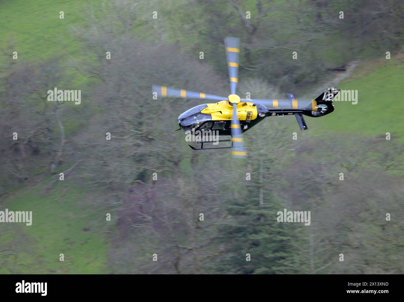 Hélicoptère Juno HT1 de la Royal Air Force volant à basse altitude au pays de Galles Banque D'Images