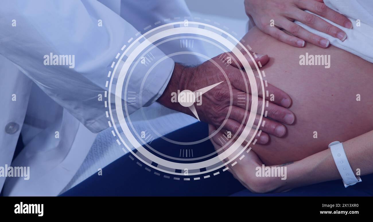 Horloge mobile rapide sur la section médiane de divers médecins masculins avec les mains sur le ventre de la patiente enceinte Banque D'Images