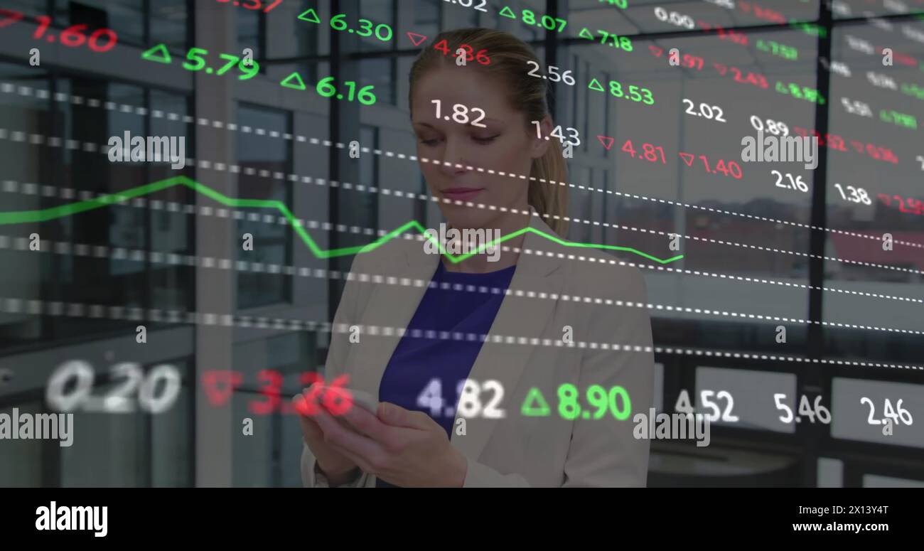 Image du traitement des données financières sur femme d'affaires caucasienne à l'aide d'un smartphone Banque D'Images