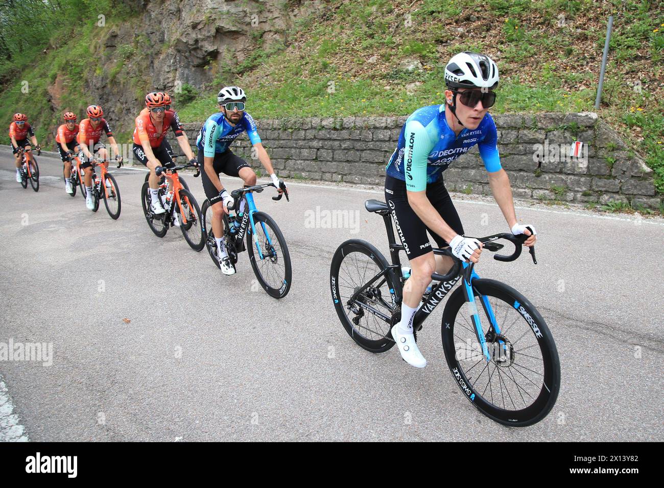 © Pierre Teyssot/MAXPPP ; TOUR DES ALPES 2024 - UCI Cycling Race Tour des Alpes. Neumarkt - Egna, Italie le 15 avril 2024. Etape 1 de 133 km de Neumarkt - Egna à Kurtining - Cortina. Killian Versschuren (FRA) Decathlon AG2R la mondiale mène © Pierre Teyssot/Maxppp *** légende locale *** crédit : MAXPPP/Alamy Live News Banque D'Images