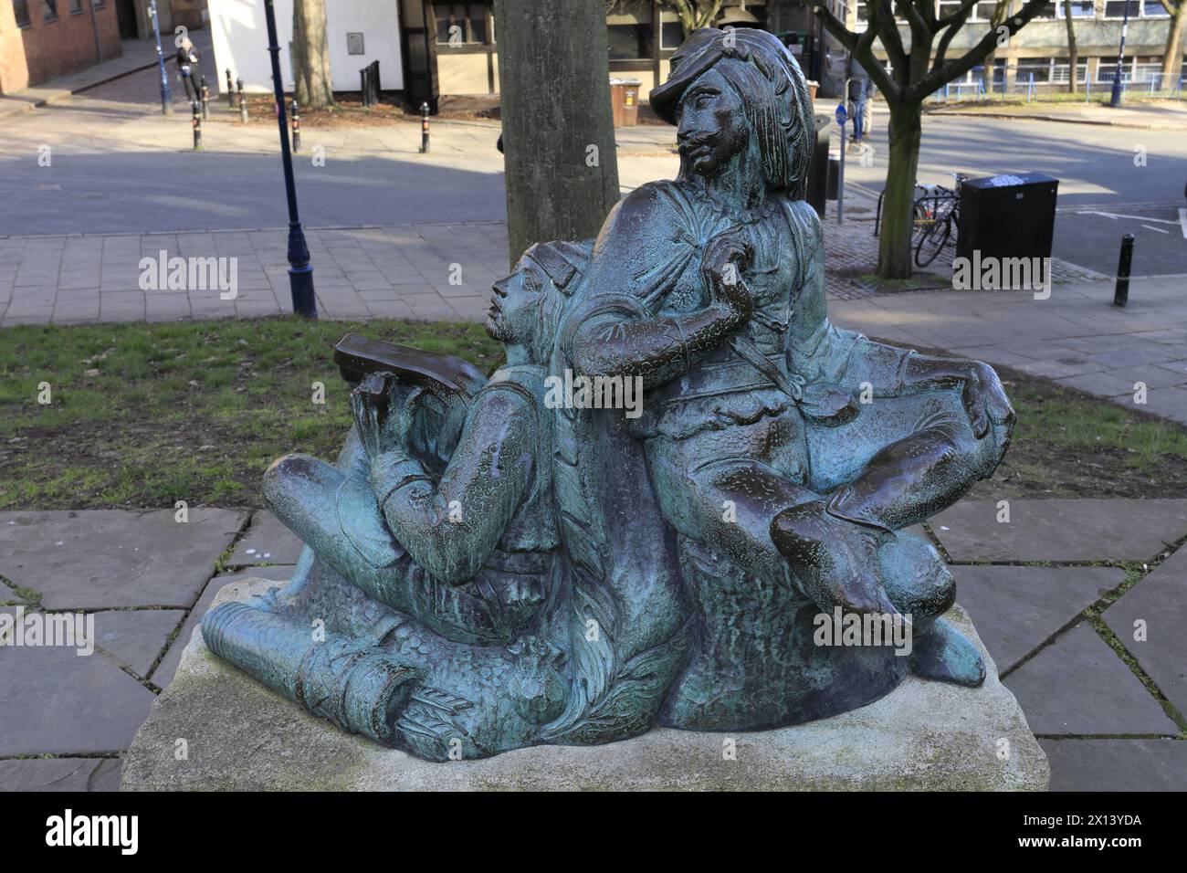 Statue en bronze d'Alan a Dale et Will Scarlet, château de Nottingham, centre-ville de Nottingham, Nottinghamshire, Angleterre, ROYAUME-UNI Banque D'Images