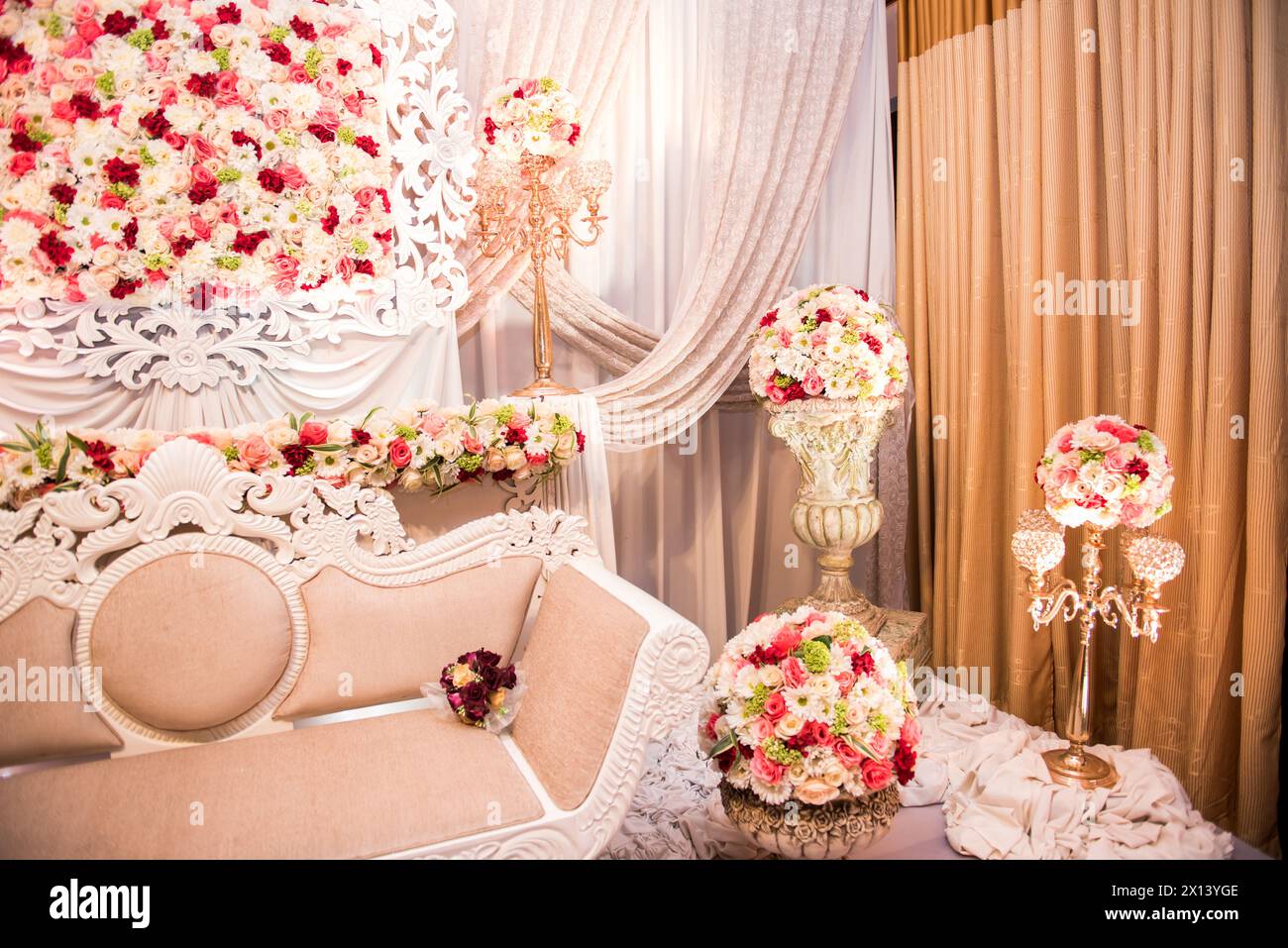 Beau set intérieur dos avec des décorations de fleurs Banque D'Images