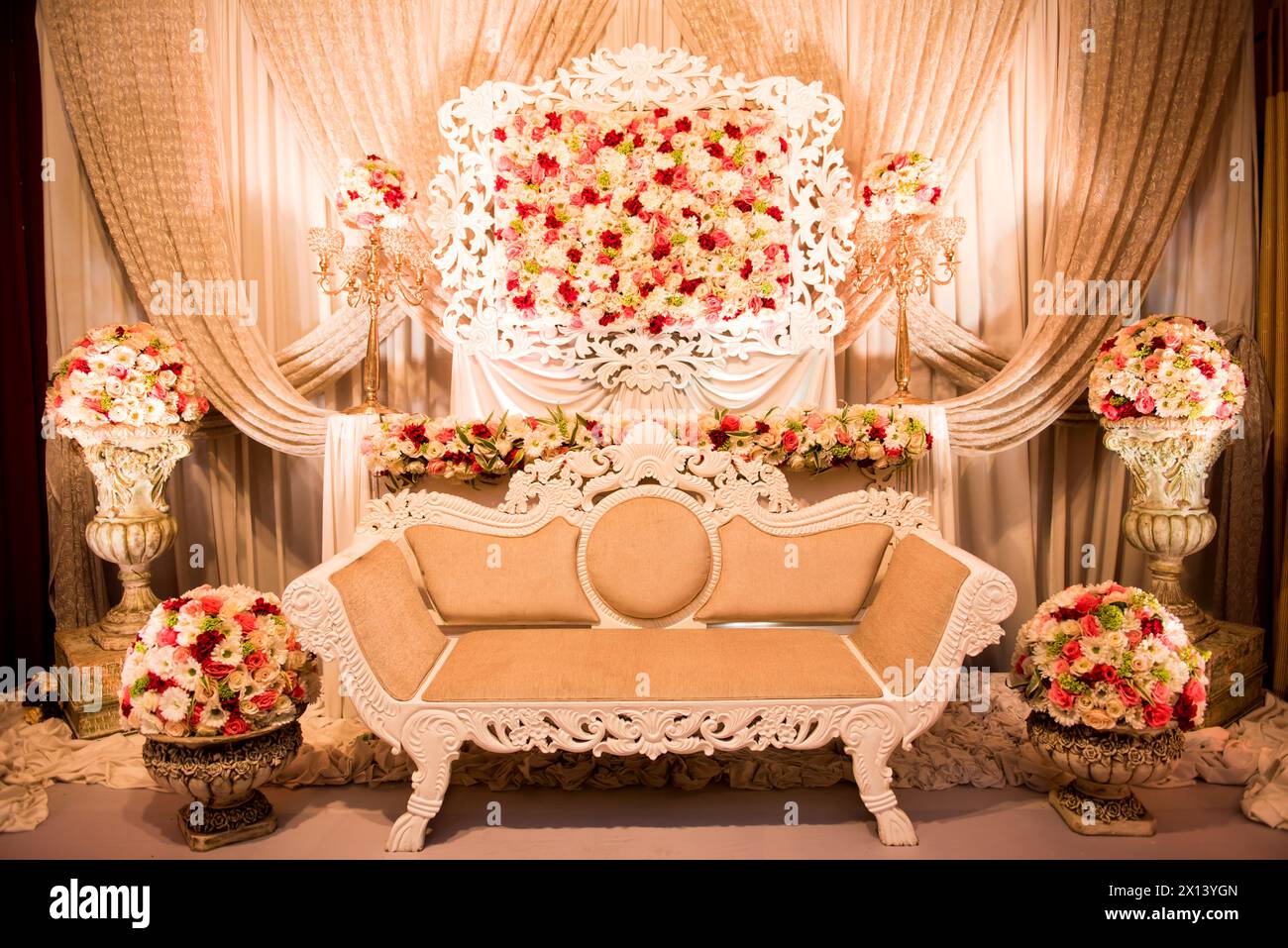 Set intérieur dos avec décorations de fleurs Banque D'Images