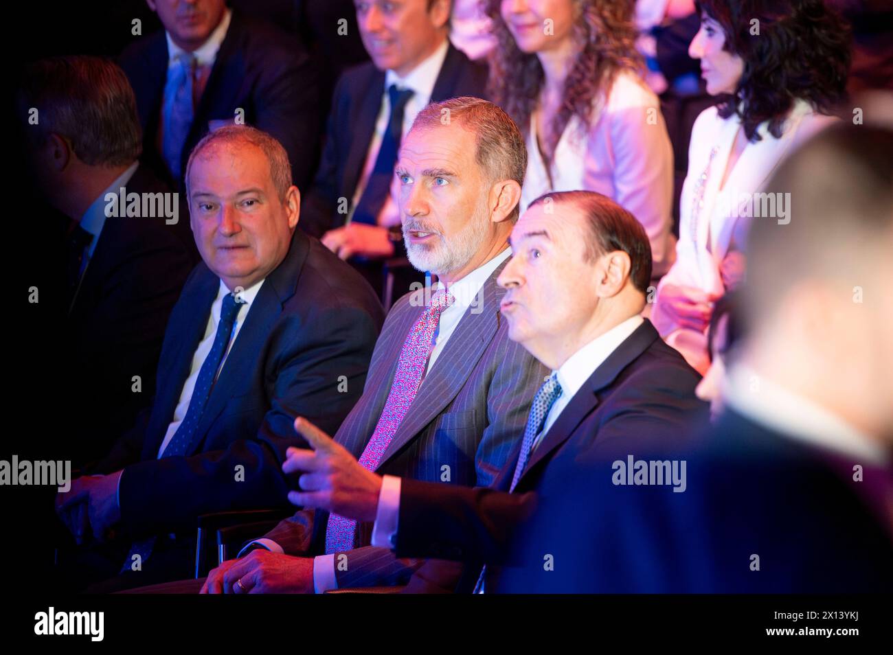 Royals 2024 : Felipe VI au forum économique Wake Up, Espagne le roi d'Espagne Felipe VI C entre Jordi Hereu l ministre de l'industrie et du Tourisme et Pedro J. Ramirez R président exécutif et directeur de El ESPANOL vu lors du jour d'inauguration de la 4ème édition de Wake Up, Espagne, Forum économique organisé par le journal El Espanol à la Casa de America à Madrid. Madrid Casa de America Madrid Espagne Copyright : xAlbertoxGardinx AGardin 20240415 wakeup Spain 157 Banque D'Images