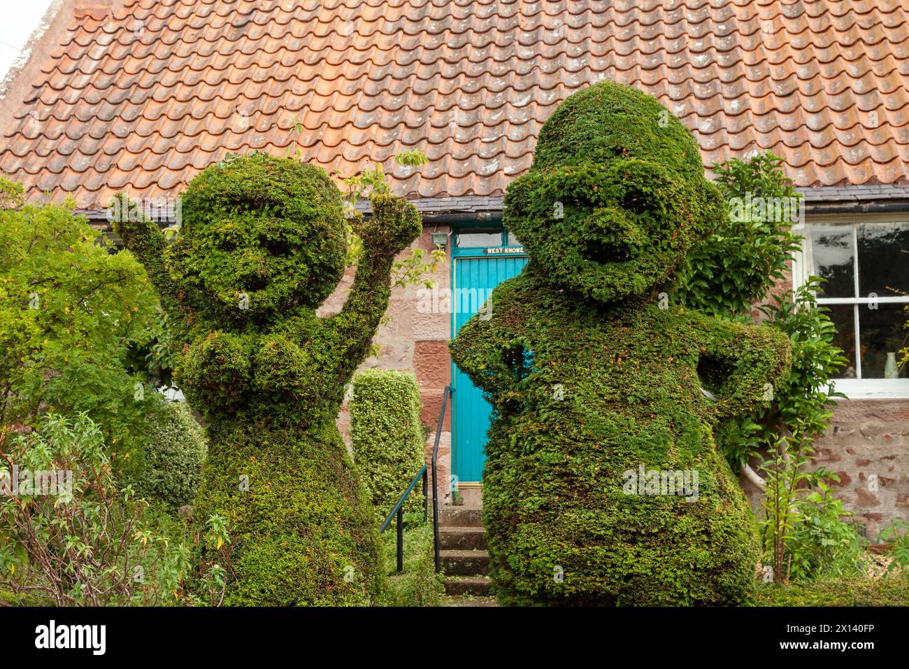 Figures topiaires mâles et femelles dans le village de Stenton Banque D'Images