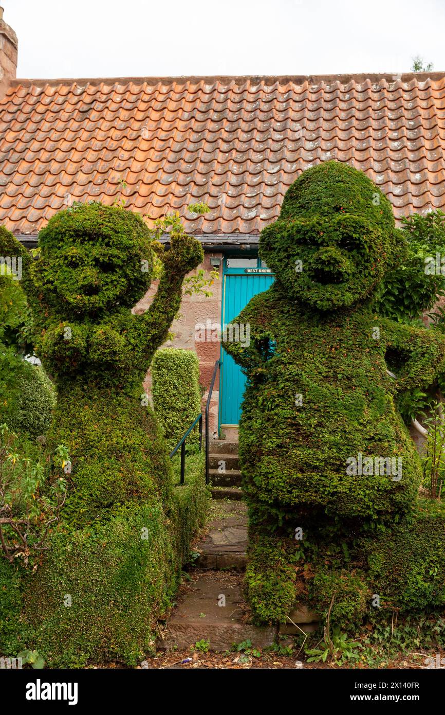 Figures topiaires mâles et femelles dans le village de Stenton Banque D'Images