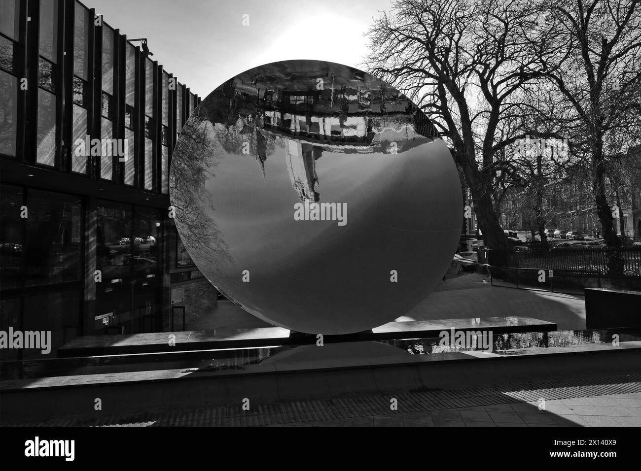 Le miroir du ciel devant le Nottingham Playhouse Theatre, centre-ville de Nottingham, Nottinghamshire, Angleterre Banque D'Images