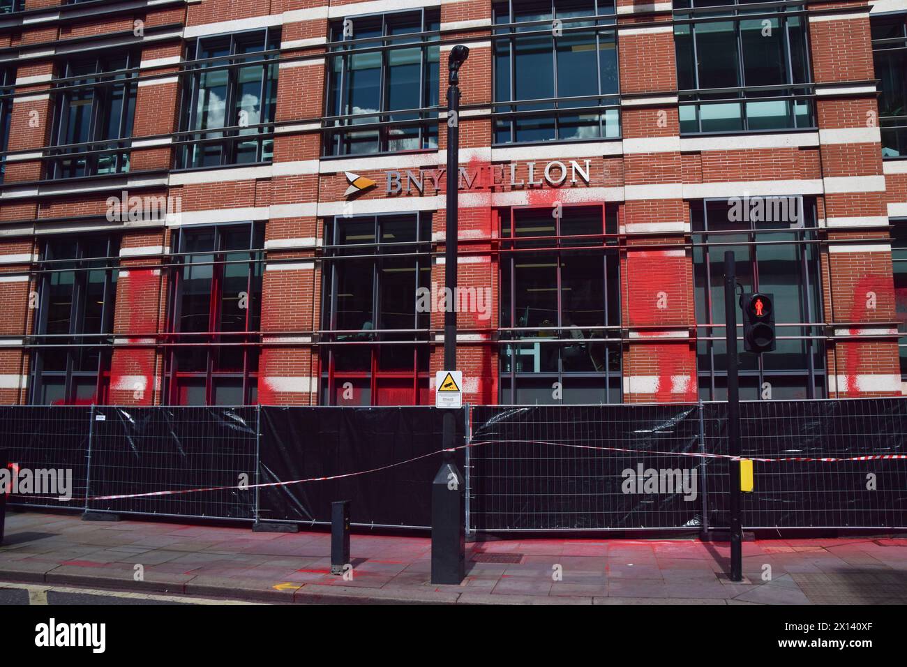 Londres, Royaume-Uni. 15 avril 2024. Le groupe d'activistes Palestine action a pulvérisé de la peinture rouge sur le bureau de BNY Mellon à Londres, dans le cadre de la journée d'action "blocus économique". Crédit : Vuk Valcic/Alamy Live News Banque D'Images