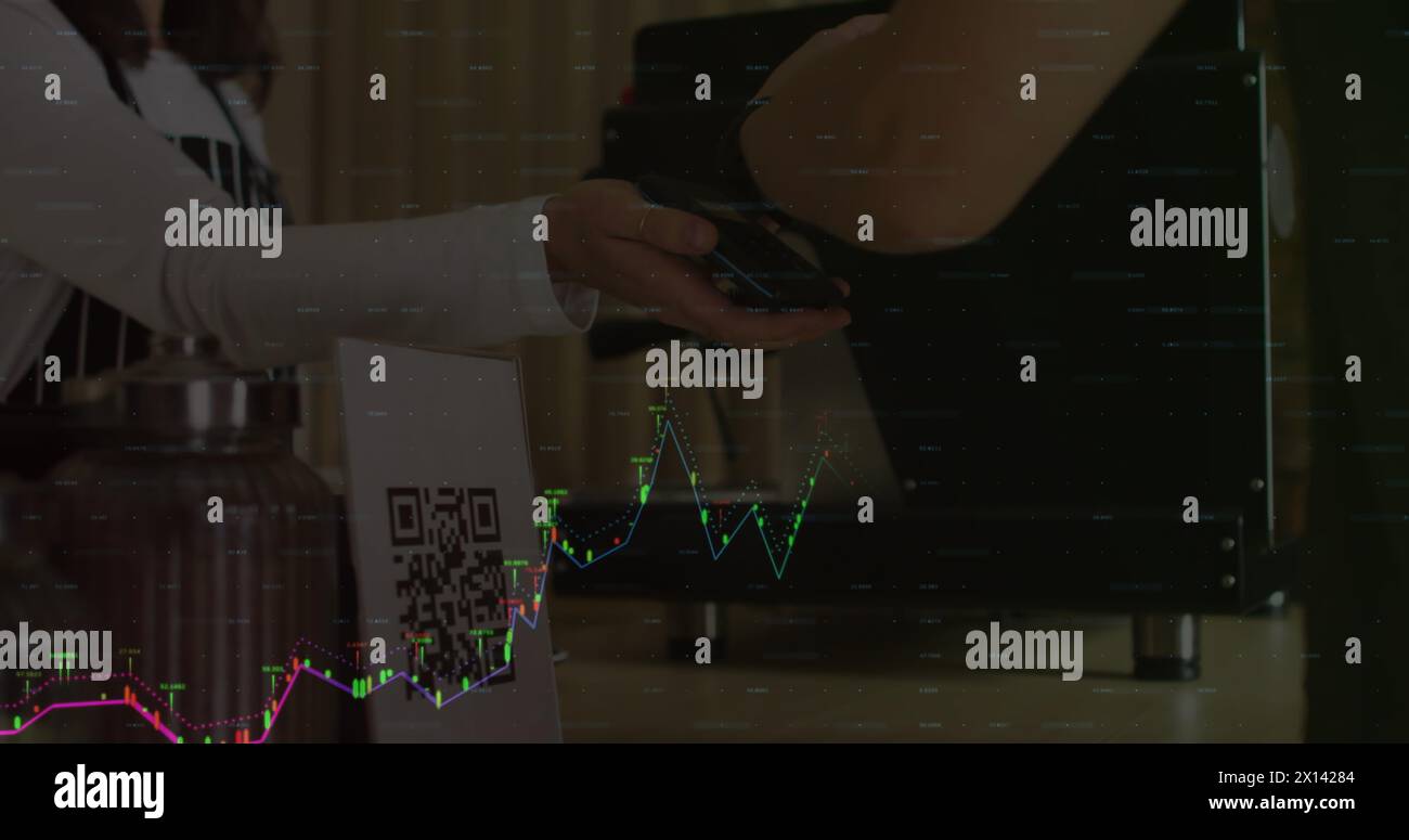 Image du traitement des données avec graphique sur diverses personnes payant avec smartwatch Banque D'Images