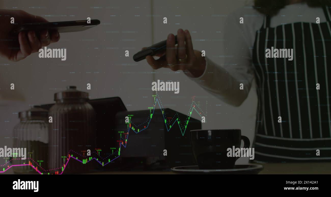 Image du traitement des données avec graphique sur diverses personnes payant avec smartphone Banque D'Images