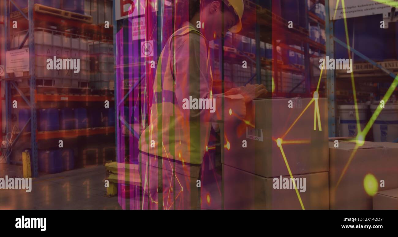 Image de graphiques et de connexions sur une travailleuse d'entrepôt biraciale Banque D'Images