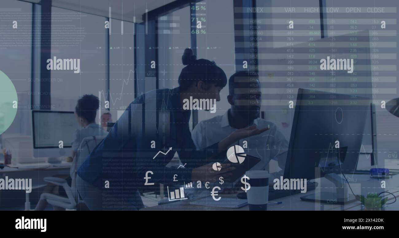 Image de graphiques sur divers collègues utilisant l'ordinateur dans le bureau Banque D'Images