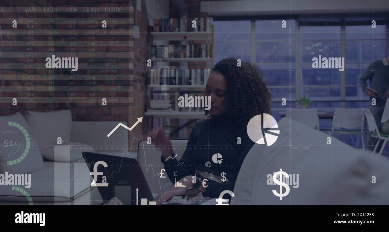 Image de graphiques et de données sur femme biraciale avec ordinateur portable au bureau. Business, finance et économie concept image générée numériquement. Banque D'Images
