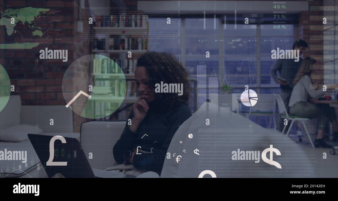 Image de graphiques et de données sur femme biraciale avec ordinateur portable au bureau Banque D'Images