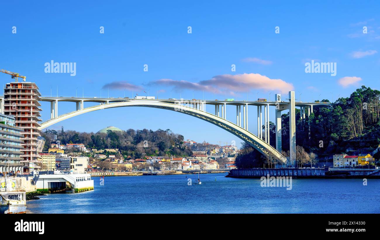 Pont Arrabida à Porto, Portugal Banque D'Images