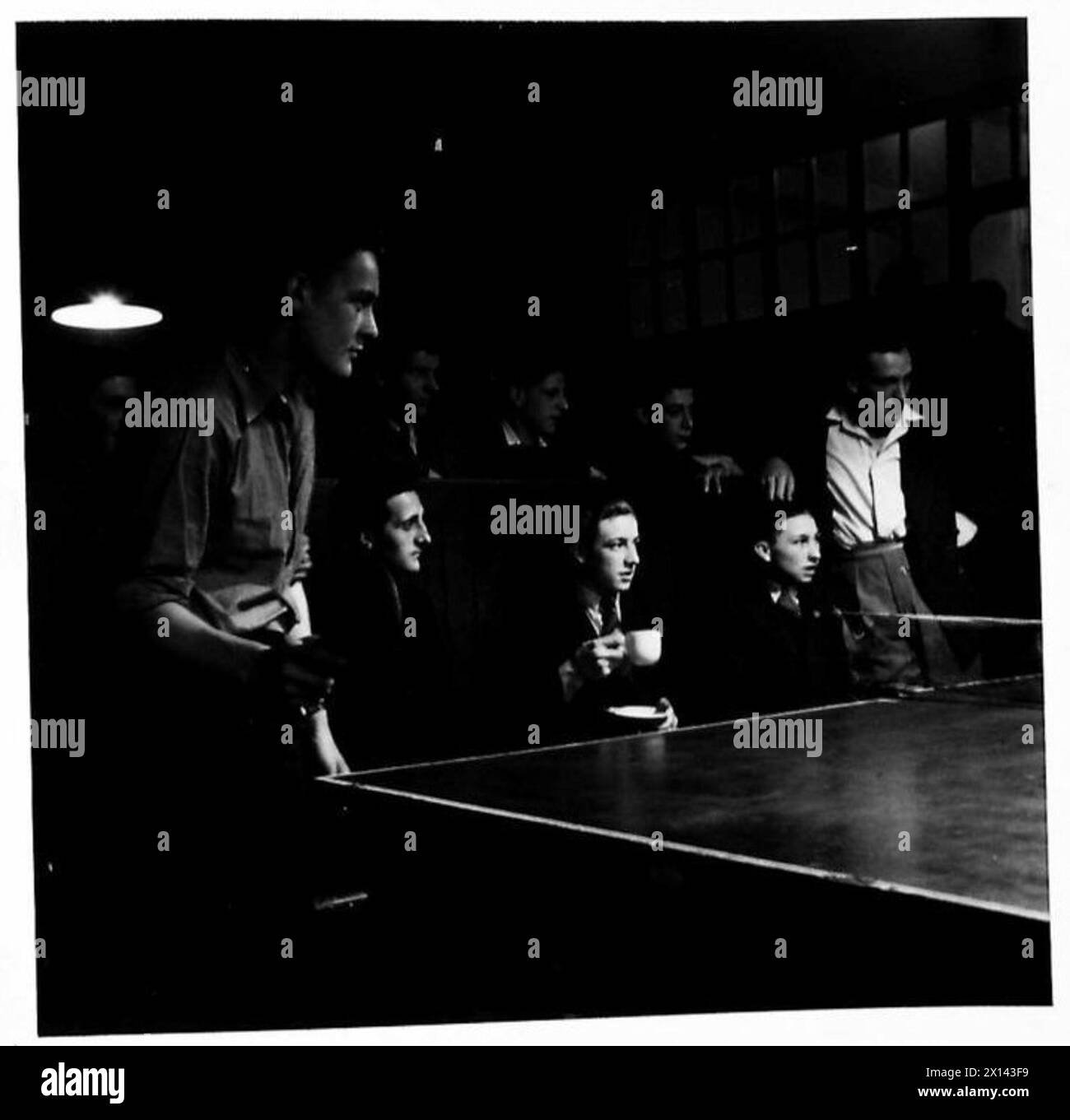 Une compétition de tennis de table est organisée au sein de la Force des cadets de l'Armée, observée par un public de civils. Les cadets de l'armée britannique participent à l'événement. Banque D'Images