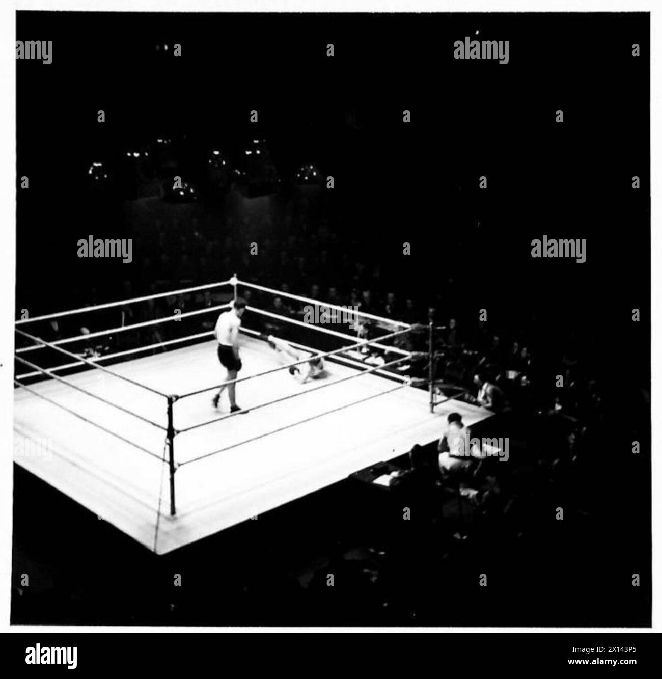 L/CPL. MacDonald du Canada gagne la finale des poids moyens contre le Sgt. Inst. Shackleton aux championnats de boxe de l'armée. Banque D'Images