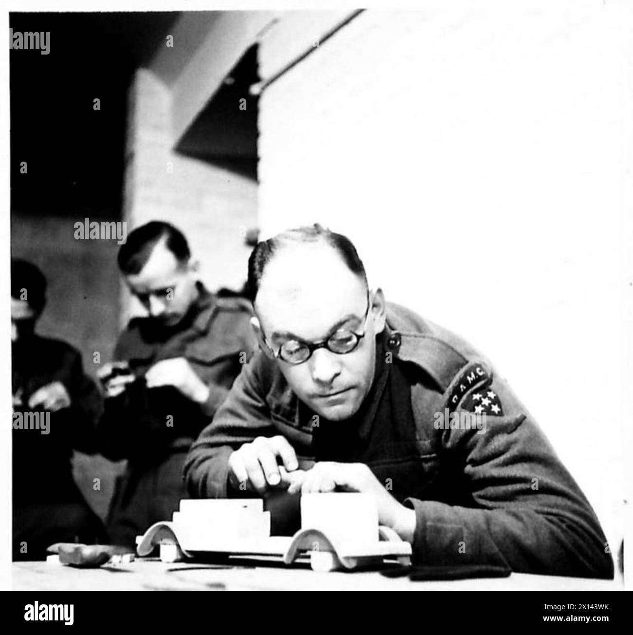 Le soldat S.H. Sharpe de la R.A.M.C. fabrique un moteur de pompier jouet dans le cadre des activités de cadeaux de Noël impliquant le personnel hospitalier et les patients. Banque D'Images