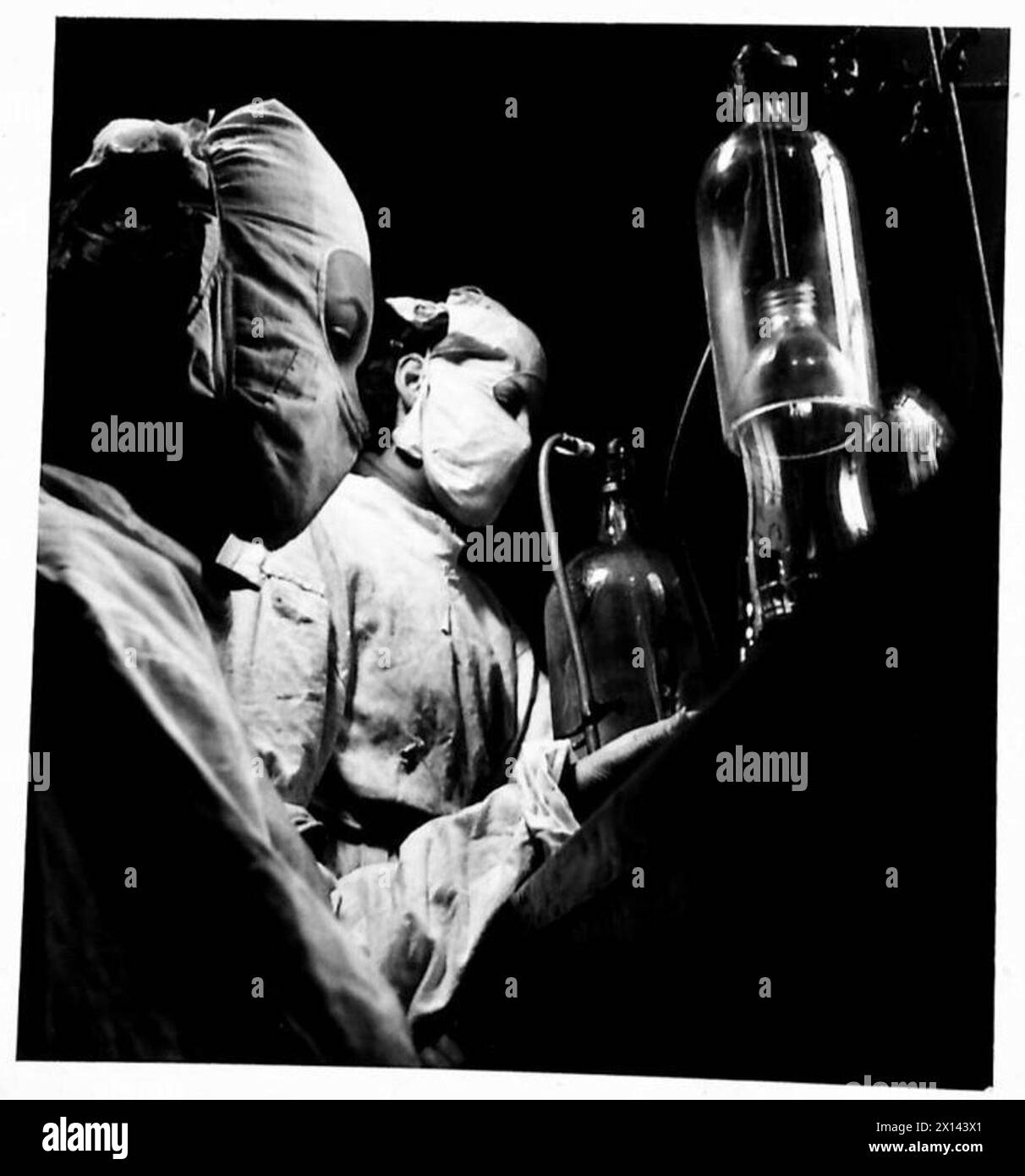 LE SERVICE DE TRANSFUSION SANGUINE DE L'ARMÉE - opérateur prêt à remplir des flacons avec du plasma stérile. Noms : Ptes. Jones et Hunter, ATS British Army Banque D'Images