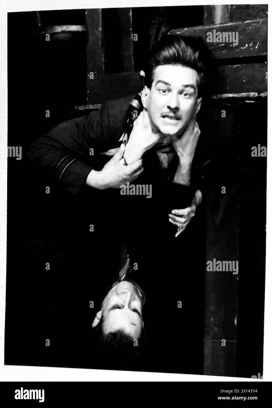 Une pièce de théâtre au Groupe d'armées GHQ représente la mort d'un personnage de la Gestapo, illustrant des activités récréatives et théâtrales pour le personnel de l'armée britannique. Banque D'Images