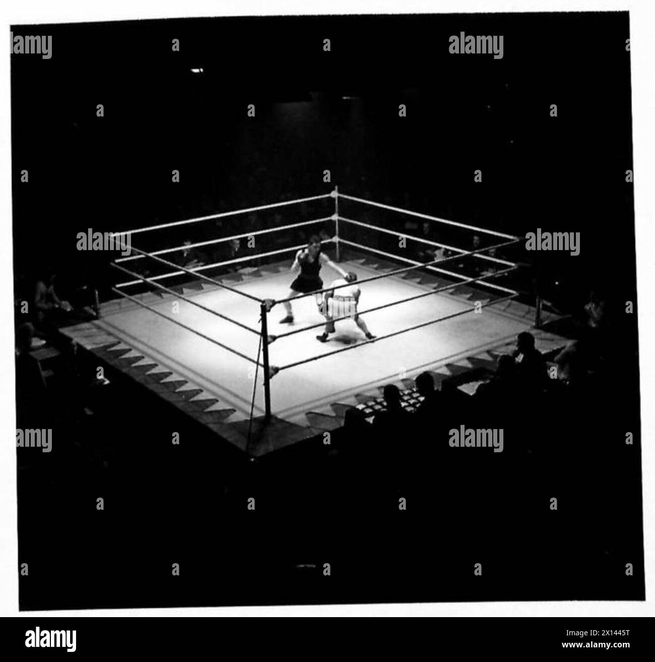 Sergent A. Preston du régiment Recce et l/Bdr. W. Popham de la R.A. concourent dans la finale des poids mouches amateurs aux championnats de boxe de l'armée britannique ; l/Bdr. Popham gagne. Banque D'Images