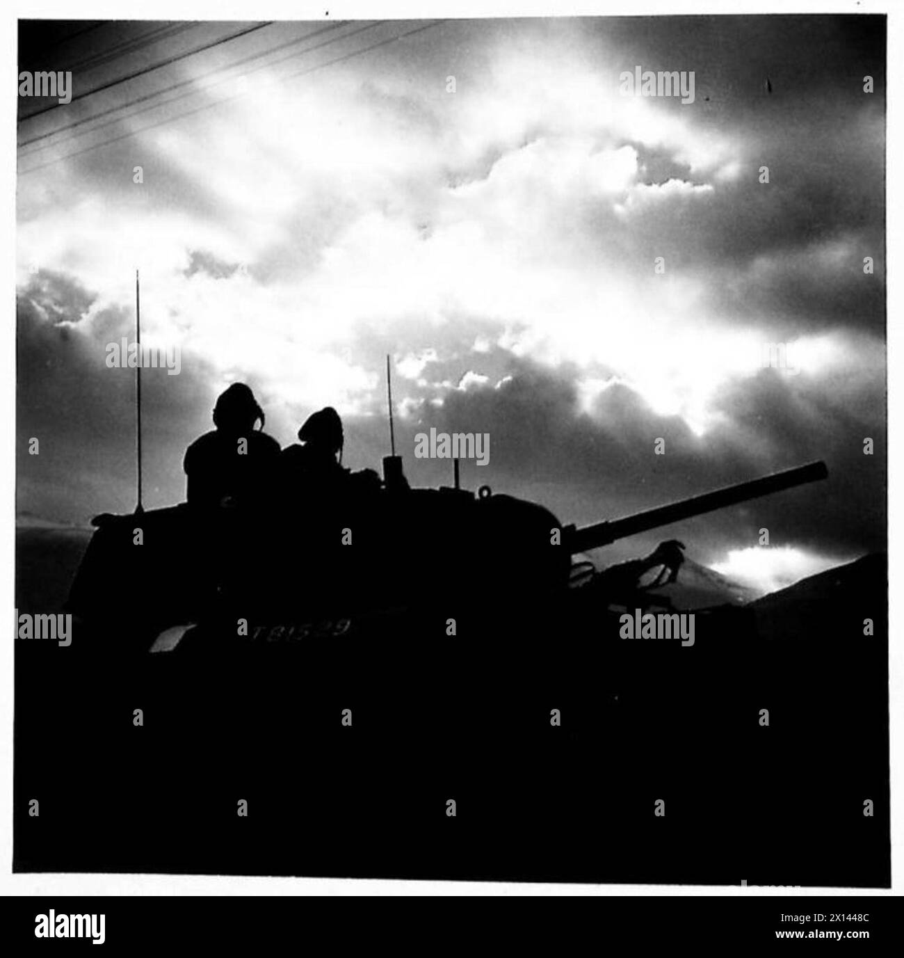 L'ARMÉE POLONAISE EN GRANDE-BRETAGNE, 1940-47 - char Covenanter de la 1ère division blindée polonaise, silhouette contre les nuages d'orage, avançant pour rencontrer l'envahisseur britannique. Photographie probablement prise entre Fort Augustus et Fort William. Un exercice conçu pour donner aux troupes une formation à la guerre en montagne a eu lieu dans les Highlands écossais et a été assisté par le général Bernard Paget, le GC des Forces intérieures du GHQ, le général Andrew Thorne et le général Neil Methuen Ritchie. Les troupes du 1er corps polonais ont pris part en tant qu'« ennemi ». Noir et blanc, armée britannique, armée polonaise, forces armées polonaises dans l'Ouest Banque D'Images