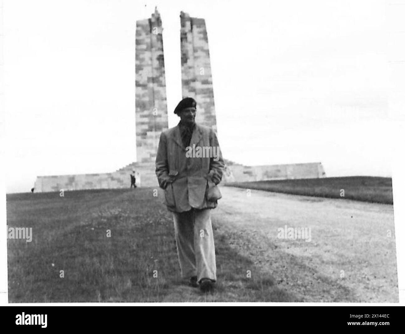 Le maréchal Montgomery visite le Monument commémoratif de guerre du Canada à la crête de Vimy et rencontre les 5e et 6e Commandos alors qu’il déménage en Belgique avec le 21e Groupe d’armées de l’Armée britannique. Banque D'Images
