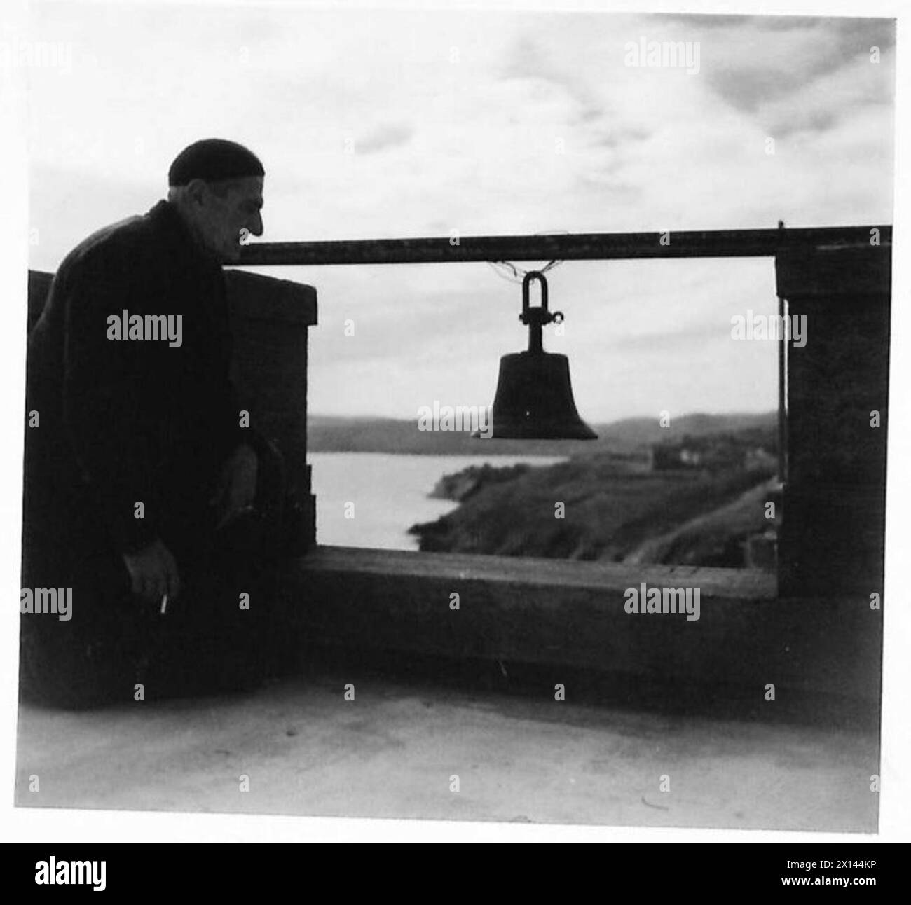 Une cloche d'un vieux navire britannique, étiqueté « Pacific transport 1913 », a été réutilisée par les forces allemandes comme alarme de raid aérien sur l'île de Syros, à la suite de la réoccupation des îles de la mer Égée par les Alliés. Banque D'Images