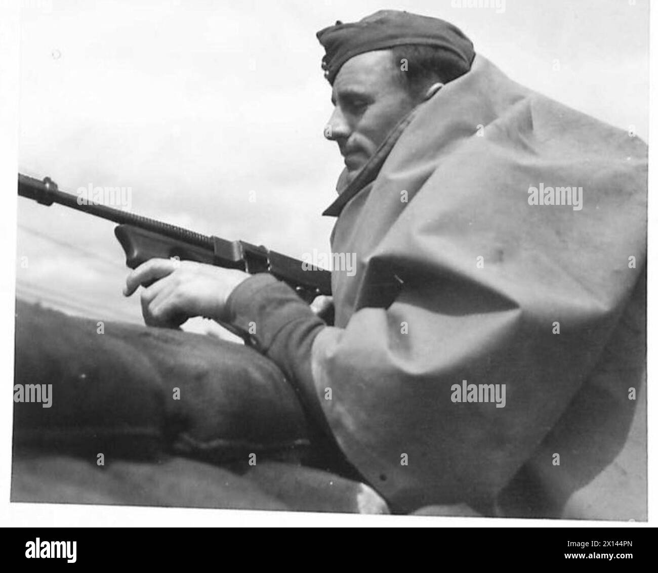 Un soldat tchèque manipule un canon Tommy lors d'un exercice d'invasion de l'armée britannique. Banque D'Images
