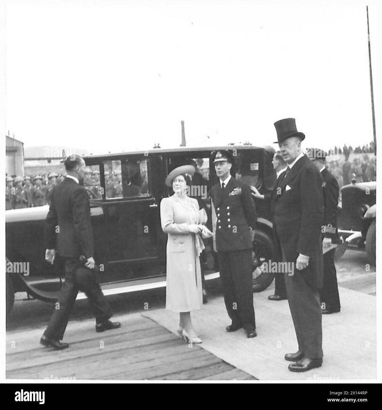 Le roi et la reine arrivent en Irlande du Nord et se préparent à monter dans leur voiture lors d'une visite officielle Banque D'Images