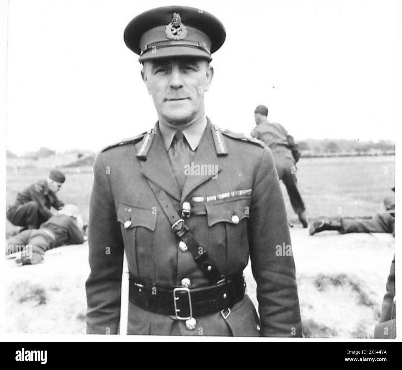 Le major-général P.J. Shears est photographié en train de diriger un peloton lors d'un exercice d'attaque de l'armée britannique Banque D'Images