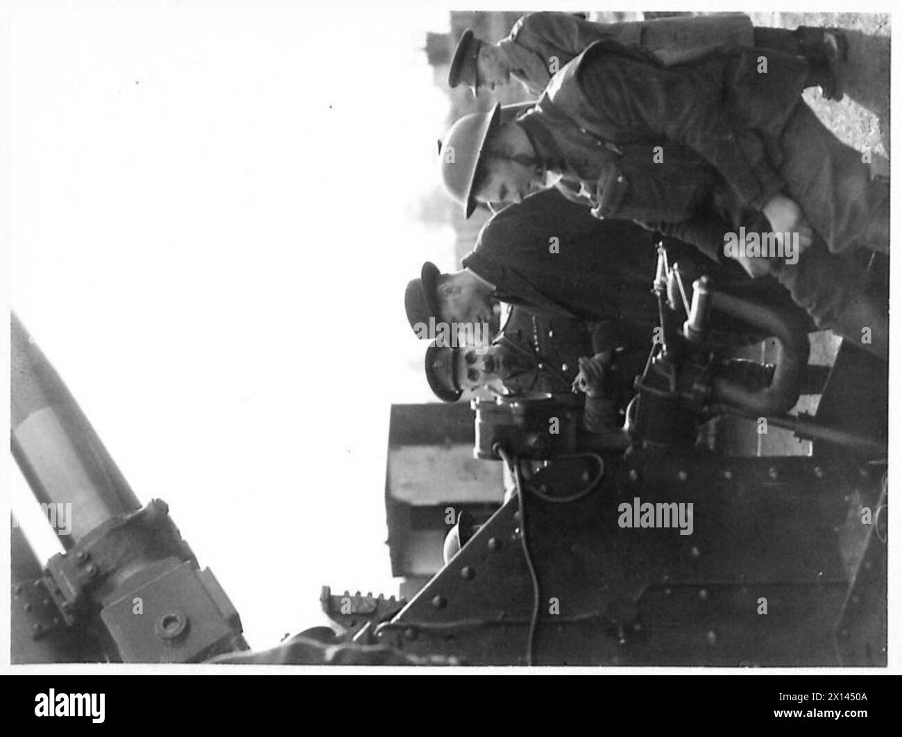 Le secrétaire d'État inspecte un canon antiaérien à Uxbridge, Middlesex, lors d'une visite de l'armée britannique. Banque D'Images