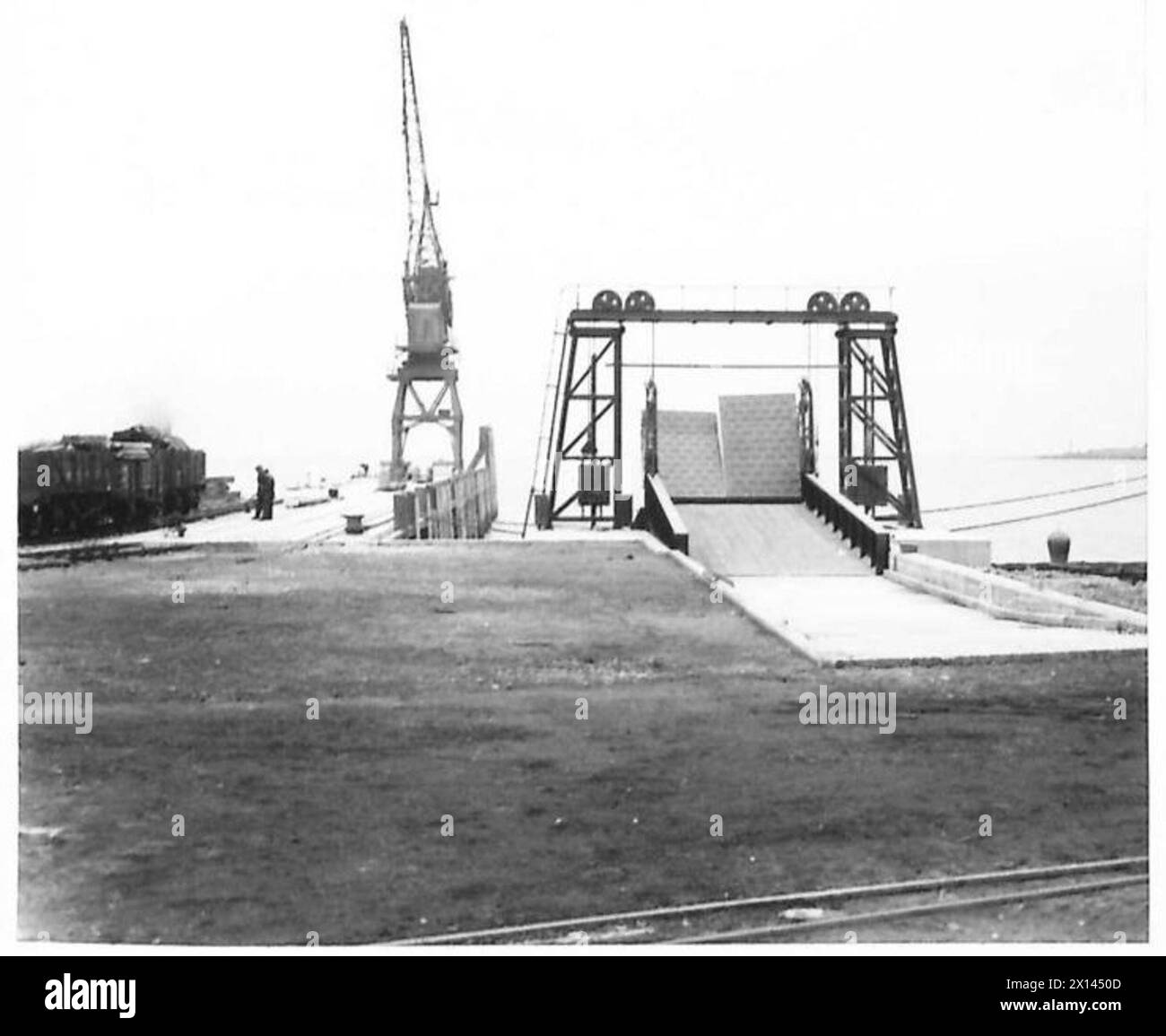 Progression de la construction à Larne Jetty montrant la rampe et le quai orientés vers le nord. Banque D'Images