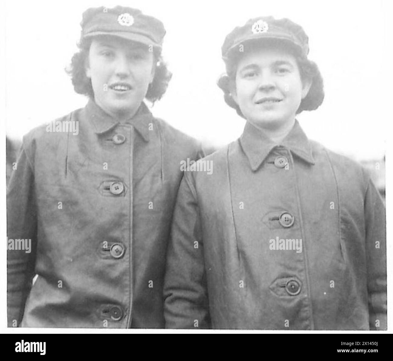 DU CHILI POUR REJOINDRE L'ATS - de gauche à droite : Ptes. Isabelle Trevena et Dora Charleworth photographiées dans un ATS Centre British Army Banque D'Images