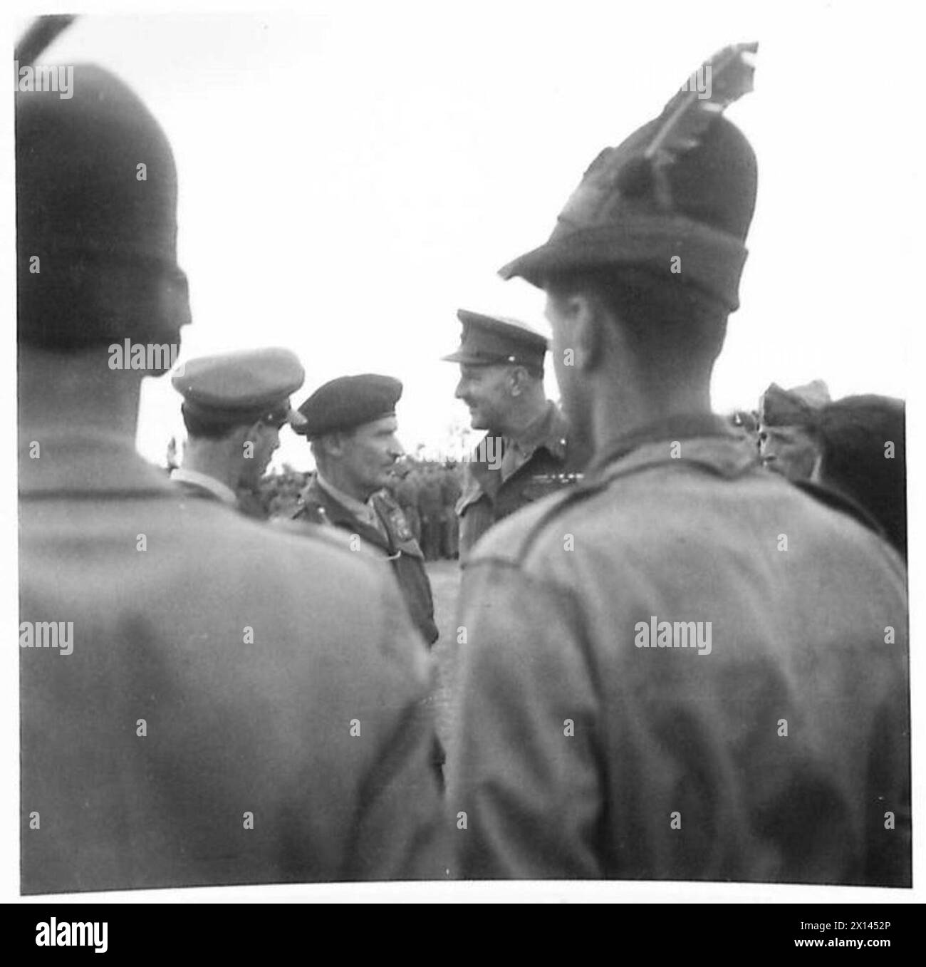 LES CAMPS DE PERSONNES DÉPLACÉES EN ALLEMAGNE - le maréchal Montgomery inspecte le personnel du camp polonais de personnes déplacées à Haldern, un district de Rees. Il est accompagné d'officiers supérieurs de l'armée britannique comme le général John Crocker, commandant du 1er corps (à gauche de Montgomery). Le maréchal Bernard Montgomery s'est rendu dans la zone du 1er corps (Rhede, Allemagne) et a visité divers lieux d'intérêt, y compris un camp de personnes déplacées polonais à Haldern, le pont permanent sur le Rhin à Rees et un camp russe DP à Hamminkeln British Army, Montgomery, Bernard Law, Crocker, John Tredinnick Banque D'Images