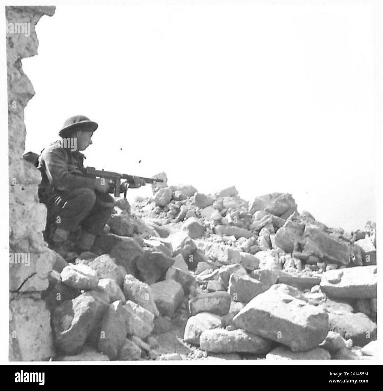 Pendant la bataille de Cassino, la 5e armée Pte. Brown tire un fusil Tommy de sa hanche lors d'opérations de combat. Banque D'Images