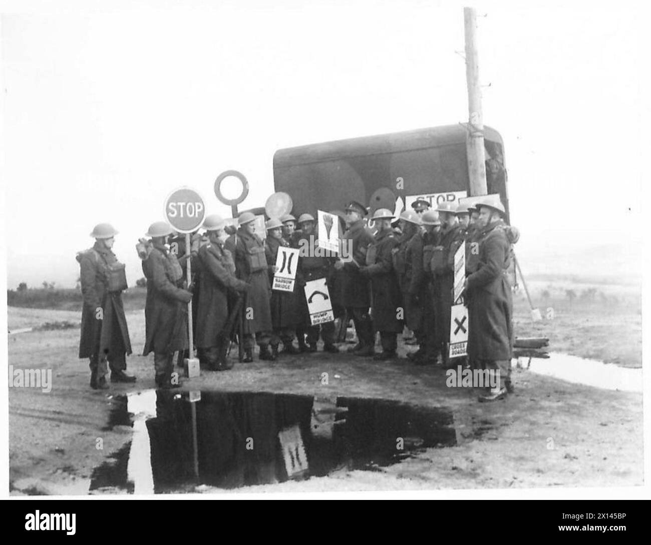 Les stagiaires de l'armée britannique sont familiarisés avec la signalisation routière dans le cadre de la formation des conducteurs. Négatif photographique. Banque D'Images