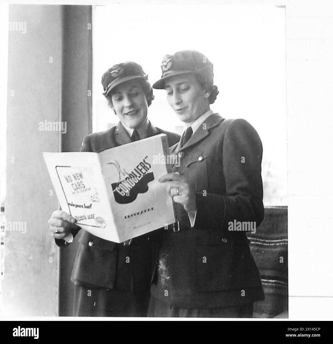 Le producteur et la dame de tête, tous deux commandés dans le W.A.A.F., se produisent dans les « Tho gondoliers » à l'Opéra du Caire pour le personnel de l'armée britannique. Banque D'Images