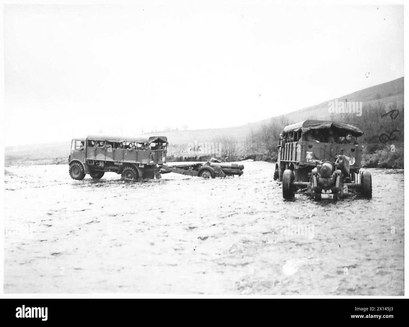 Les tracteurs de l'armée britannique et les obusiers de 6 pouces traversent un cours d'eau écossais pendant l'entraînement sur le terrain en Écosse. Banque D'Images
