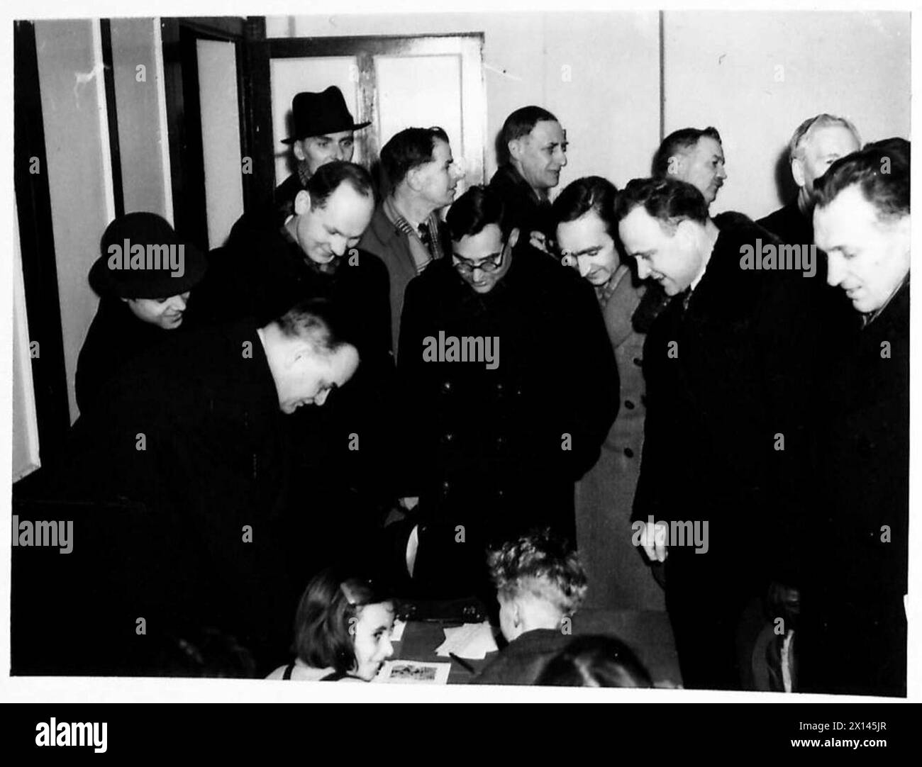 Les délégués syndicaux russes visitent Douvres et observent la muselière de 'Pooh', le canon britannique transmanche. Banque D'Images