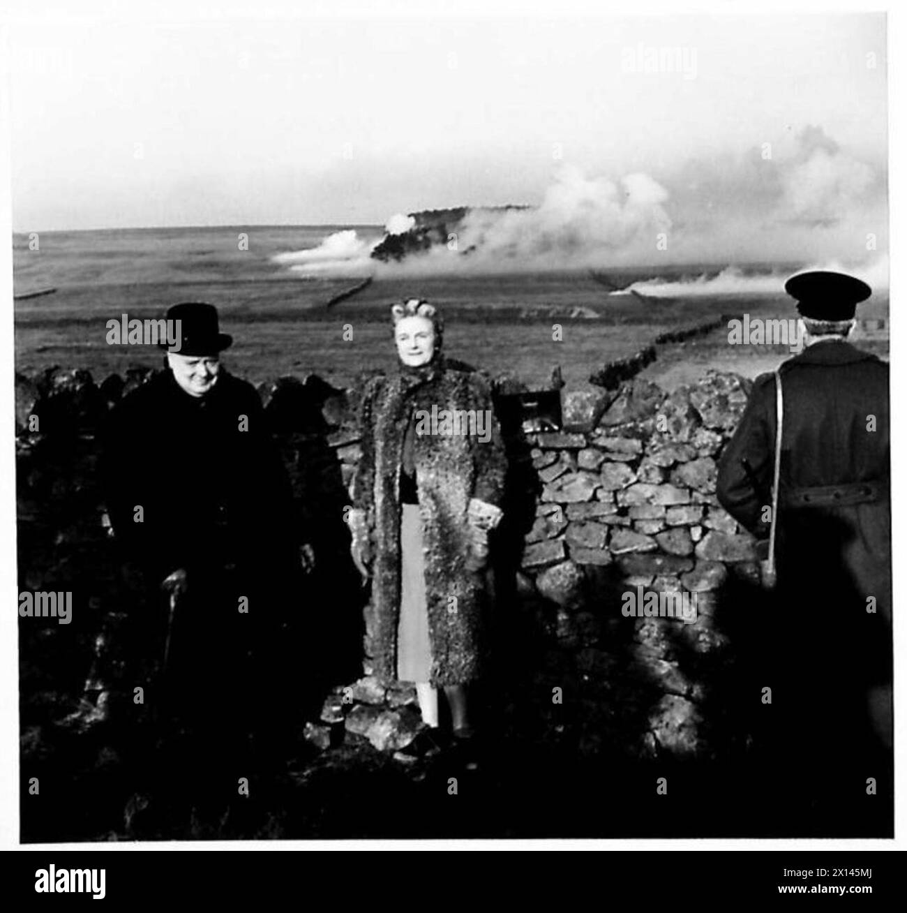 Le premier ministre et MRS Churchill observent un simulacre de bataille démontrant la précision et la puissance des tirs de mortier et de mitrailleuses pendant l'entraînement de l'infanterie de l'armée britannique. Banque D'Images